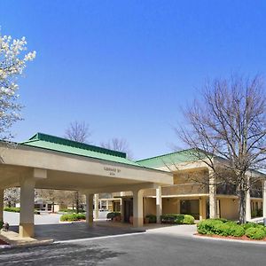 Howard Johnson By Wyndham Greensboro Near The Coliseum Exterior photo