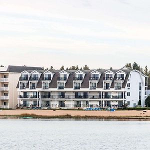 Quality Inn & Suites Beachfront Mackinaw City Exterior photo