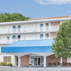 Howard Johnson By Wyndham Staunton Hotel Exterior photo