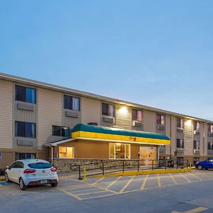 Super 8 By Wyndham Iowa City/Coralville Exterior photo