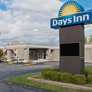 Days Inn By Wyndham Batavia Darien Lake Theme Park Exterior photo