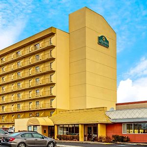 La Quinta By Wyndham Stamford / New York City Hotel Exterior photo