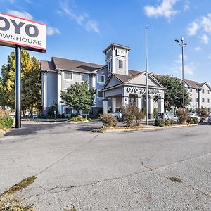 Oyo Townhouse Oklahoma City Airport Hotel Exterior photo