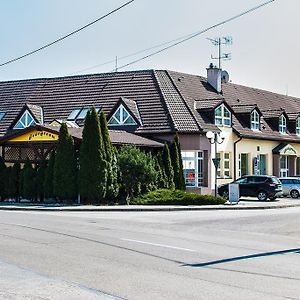 Penzion Evergreen Hotel Trencin Exterior photo