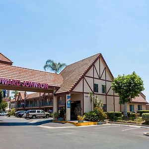 Howard Johnson By Wyndham Norco Hotel Exterior photo