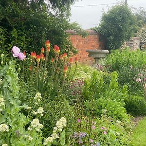 Chadwell Hill Farm Bed & Breakfast Longwick Exterior photo