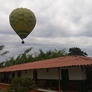 Hermosa Habitacion Para 3 Personas A 5 Minutos Del Parque Del Cafe Guest House La Suiza Exterior photo