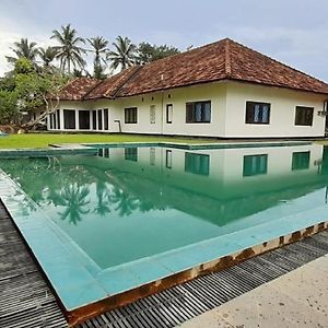 Isuru Holiday Inn Matara Exterior photo