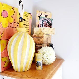 Room In Apartment - Cozy Yellow Queen Bed By Yale U New Haven Exterior photo