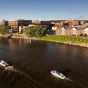 Courtyard La Crosse Downtown/Mississippi Riverfront Exterior photo