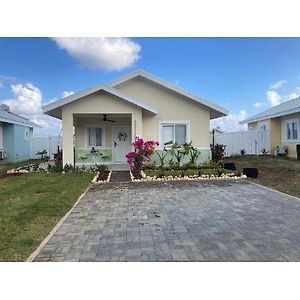 Starr & Adams Caribbean Oasis Hotel Lucea Exterior photo