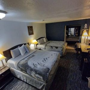 Hotel Room 2 Queen Beds Hotel Room 221 Wi-Fi Hot Tub Booking Stillwater Exterior photo