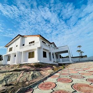 Berg'S Beach House Apartment Winneba Exterior photo