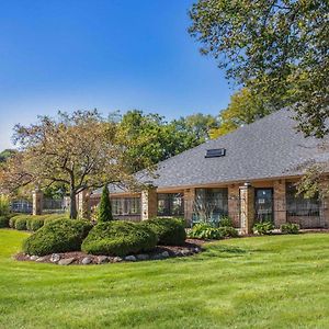 Americinn And Suites By Wyndham Delafield-Waukesha-Milwaukee Exterior photo