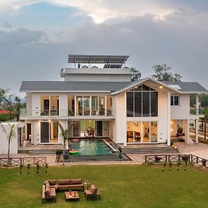 Stayvista At The Francolin Farm With Free Breakfast, Infinity Pool & Jacuzzi Sohna Exterior photo