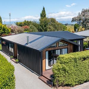 Black Barn Modern: Luxe Martinborough Escape Villa Exterior photo