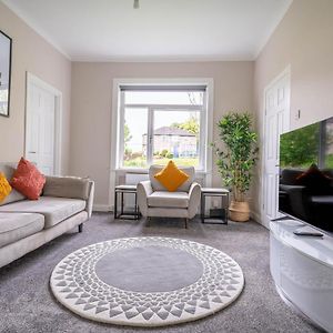 4 Bedrooms Homely House - Sleeps 6 Comfortably With 6 Double Beds,Glasgow, Free Street Parking, Business Travellers, Contractors, & Holiday-Goers, Near All Major Transport Links In Glasgow & City Centre Exterior photo