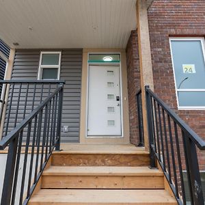 Your Perfect 2Br Stay In Se Calgary Exterior photo