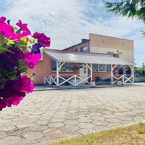 Zajazd Jonatan Hotel Czernin Exterior photo