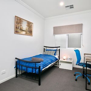 Private Room Single Bed Close To Beach 7Min Oaklands Park Exterior photo