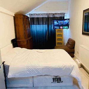 Cosy Stay In Chingford Near A406 Waltham Forest Exterior photo