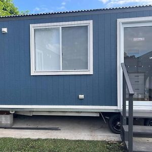 Sweet Cute Blue Tiny Home With Pool And 2 Minute Drive To The Beach Wollongong Exterior photo