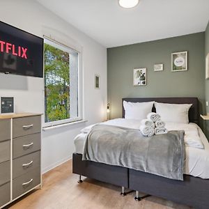 Vorstadtoase - 3 Personen - Apartment Mit Queensize-Bett, Badewanne, Schlafcouch, Parken, Netflix, Naehe Ber Eichwalde Exterior photo