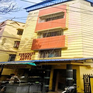 Staymaker Tirupati Guest House Kolkata Exterior photo