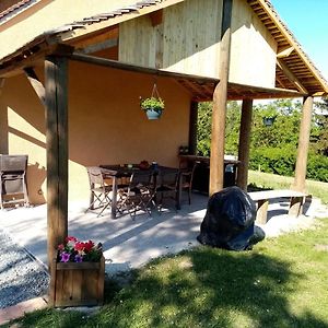 La Petite Maison Dans La Prairie Ecommoy Exterior photo