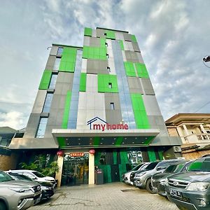 My Home Hotel Pontianak Exterior photo