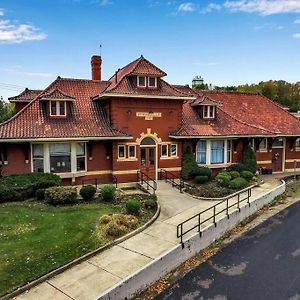 Historic Springville Train Depot Inn Two Bedroom Suite Exterior photo