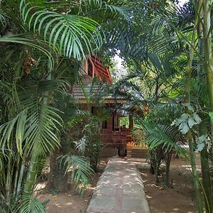 Neelambari Ecotoursm Hotel Thrissur Exterior photo