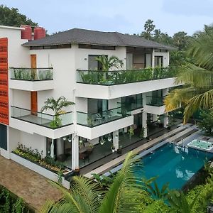 Villa Sereno By Stayvista - An Elegant And Entertaining Retreat Featuring A Swimming Pool, Outdoor Jacuzzi, Modern Interiors, And A Snooker Table Alibag Exterior photo