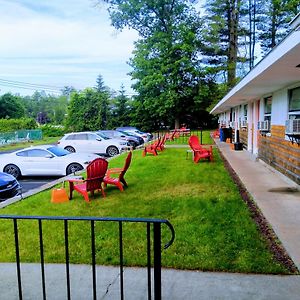 Robin Hood Motel Saratoga Springs Exterior photo