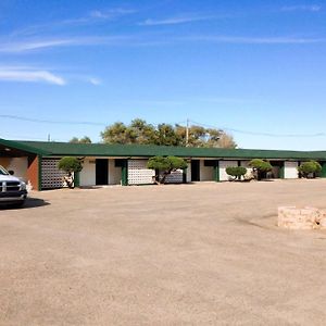 Hometown Inn By Oyo Lakin, Ks Exterior photo