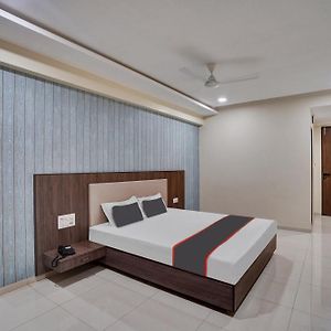 Oyo Flagship 81205 Royal Palace Hotel Surat Exterior photo