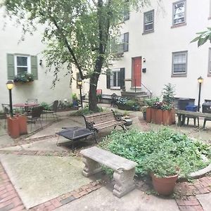 Center City Townhome In Quiet Courtyard Philadelphia Exterior photo