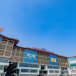 Oyo Hotel Fountain Surat Exterior photo