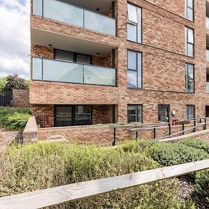 Stylish & Comfortable Top-Floor Flat In Harrow Apartment London Exterior photo