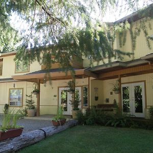 Cedar Wood Lodge Bed & Breakfast Inn Port Alberni Exterior photo