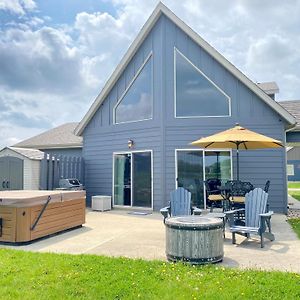 Boho Bungalow On The Pond W/ Hot Tub Villa Arnolds Park Exterior photo