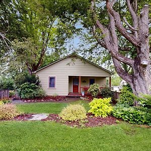 Grove Cottage Weaverville Room photo