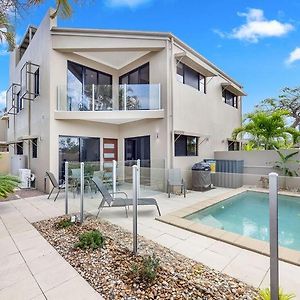 'Bay View' With Pool And Rooftop Entertaining Area Urangan Exterior photo