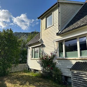 Huset Pa Plassen Apartment Sogndal Exterior photo