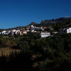 Pension El Pirineo Confrides Exterior photo