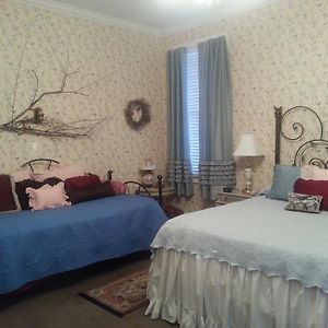 Holly House Of Hamilton Bed & Breakfast Room photo