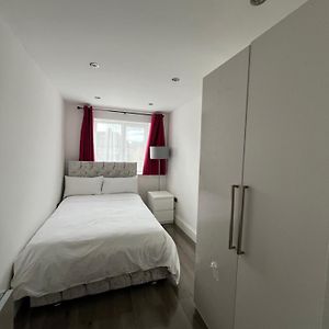 Double Guest Room 40 Minutes From Central London Chessington Exterior photo