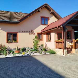 Pezion Limbovy Dvor Hotel Vrbov Exterior photo