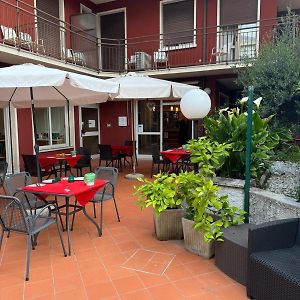 Hotel Garni Capinera Garda  Exterior photo