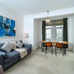 Spacious Apartment 10 Mins Drive To Clifton Bristol Exterior photo